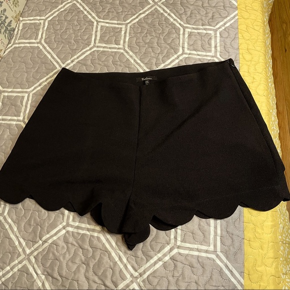 ❌Black Monteau Scallop Shorts - Picture 1 of 4